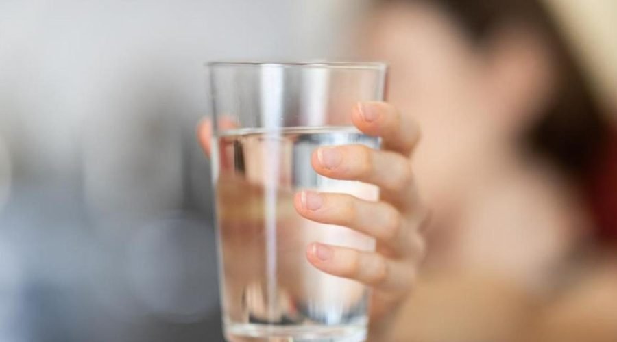 ¿Cuánta agua debo tomar al día?